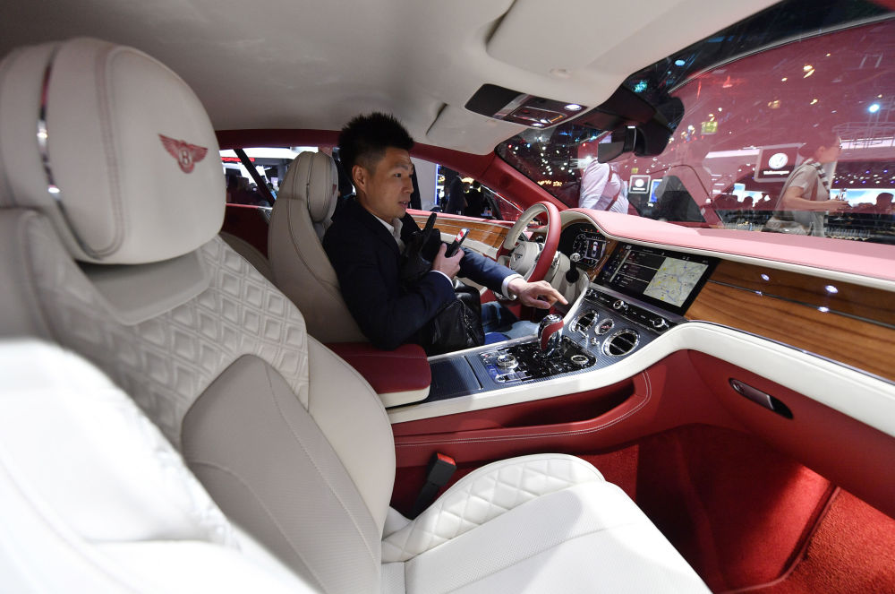 一名男子驾驶宾利(bentley)汽车