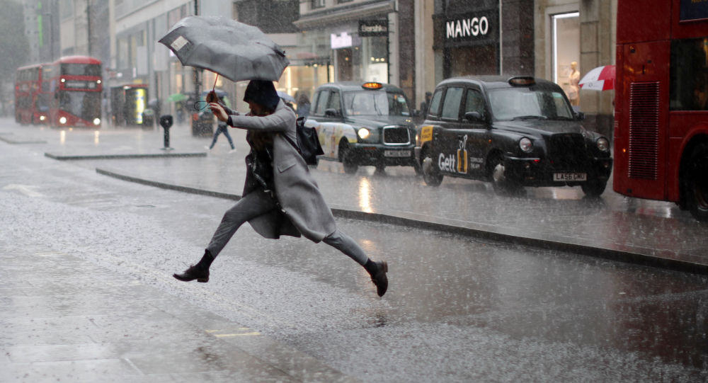 "对抗"恶劣天气的主持人成了网民戏谑的对象