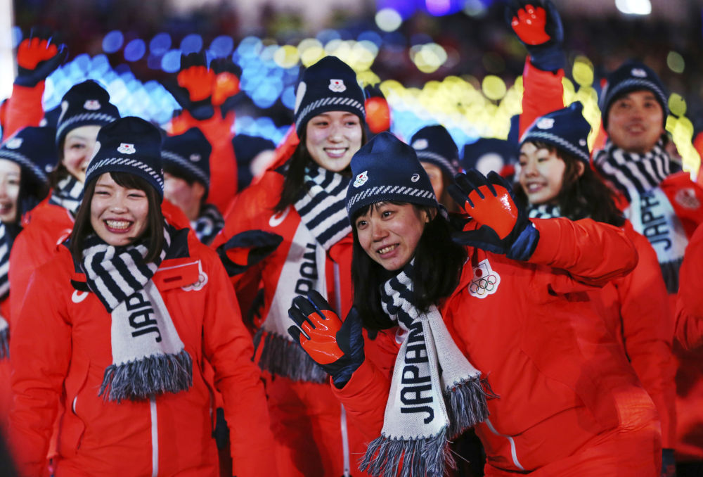 日本运动员在冬奥会闭幕式上