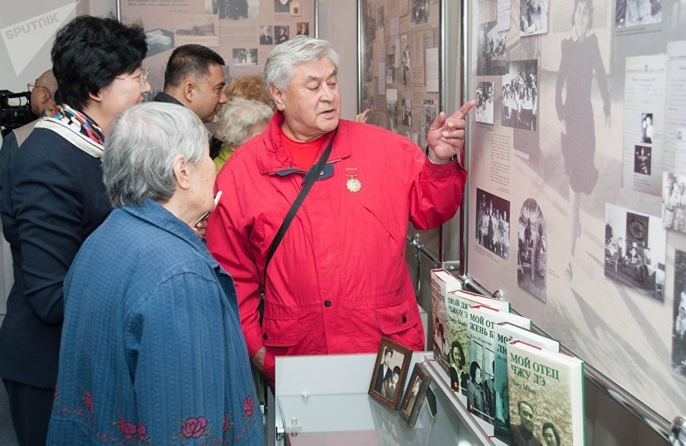 肖立昂在国际儿童院85周年展览开幕式 肖立昂在国际儿童院85周年展览开幕式