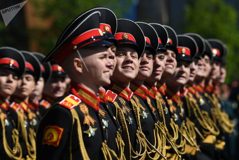 莫斯科苏沃洛夫军事学校连队正在通过