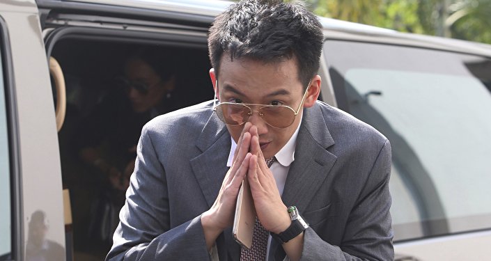 泰国三名戴手铐囚犯劫持囚车逃离法庭