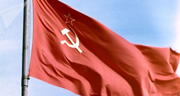 警方认为这面旗帜是挑衅,因为旗帜上画有苏联的标志