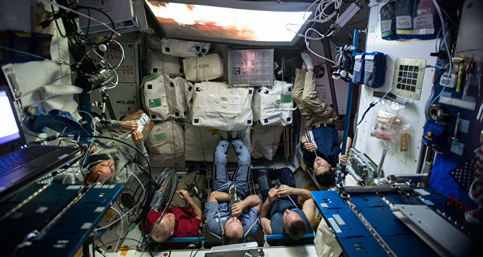 国际空间站美国宇航员黑格在太空的两个月内身高增长5厘米