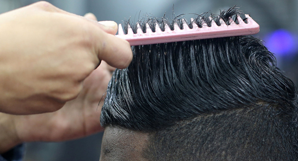 乌兹别克斯坦一理发师不间断理发10小时 共服务110名顾客