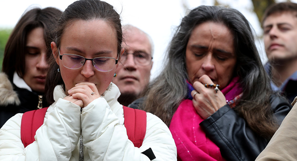 震惊,泪水和祈祷:全球向巴黎圣母院致哀