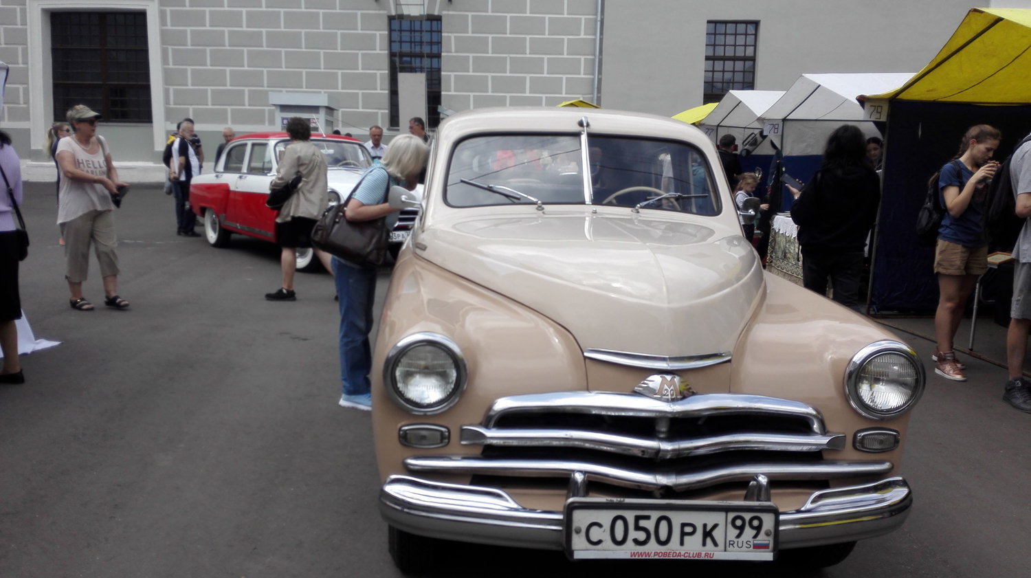 莫斯科博物馆复古车展上的"伏尔加"(后面)和"胜利"牌轿车