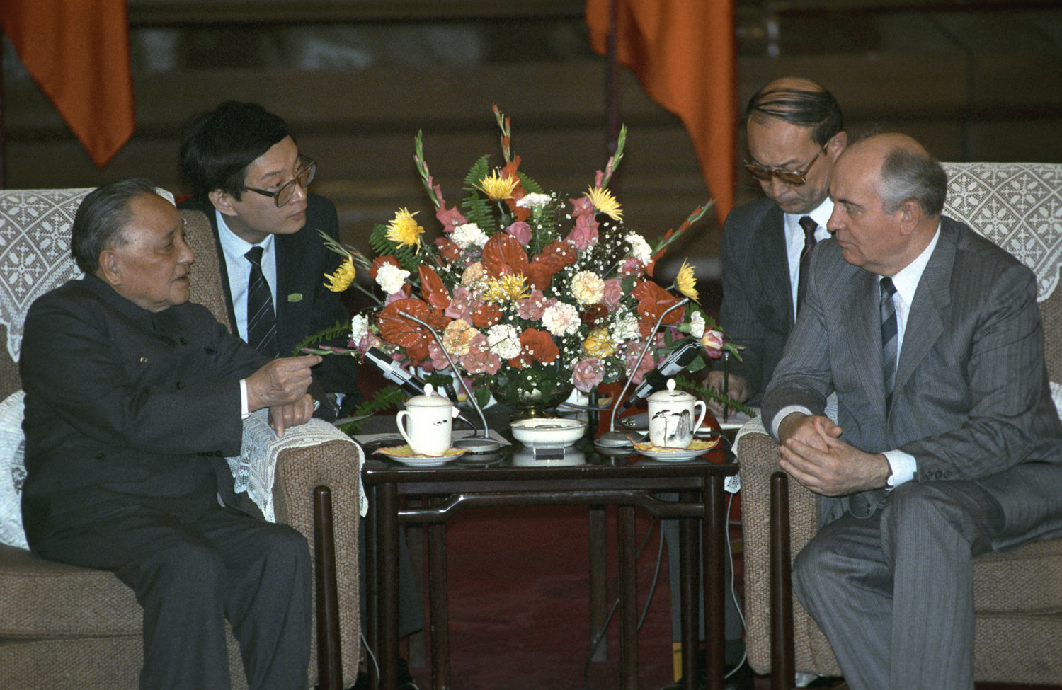 1989年5月16日,邓小平和戈尔巴乔夫举行谈判。 1989年5月16日,邓小平和戈尔巴乔夫举行谈判。
