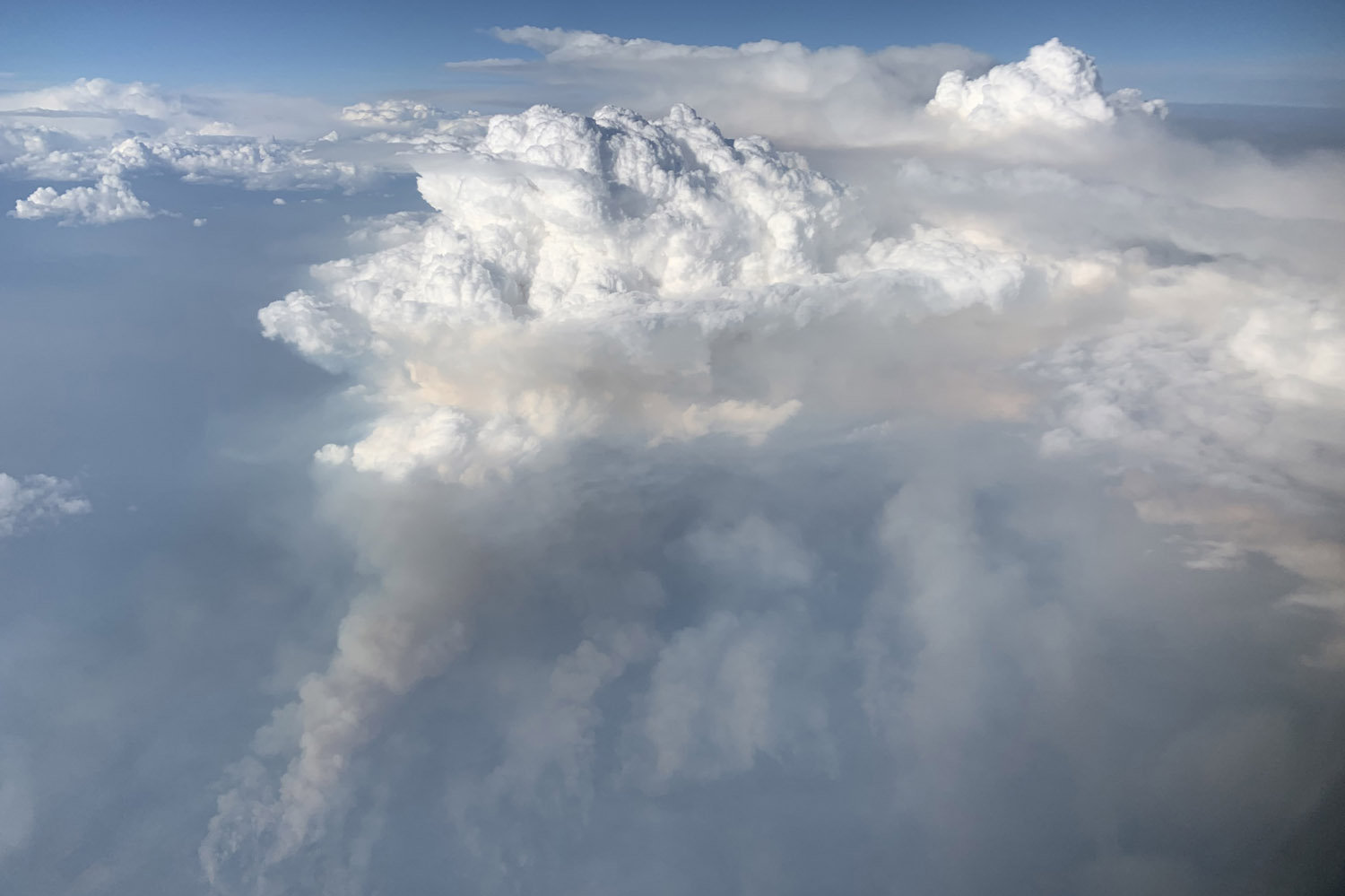 发生火山活动或火灾的情况下形成,上升的热气流形成新的积云或积雨云