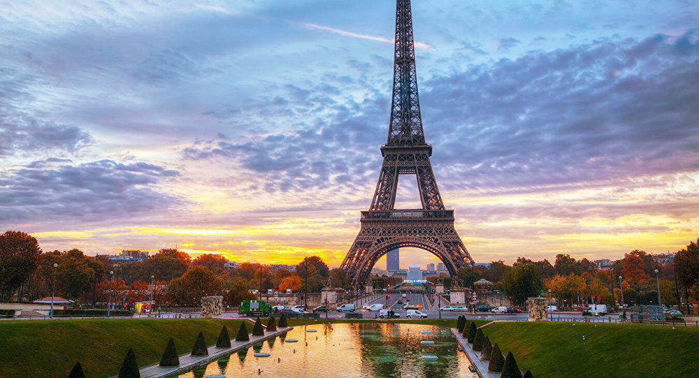 巴黎的高空走钢丝艺人沿670米钢索从埃菲尔铁塔走到夏乐宫剧院