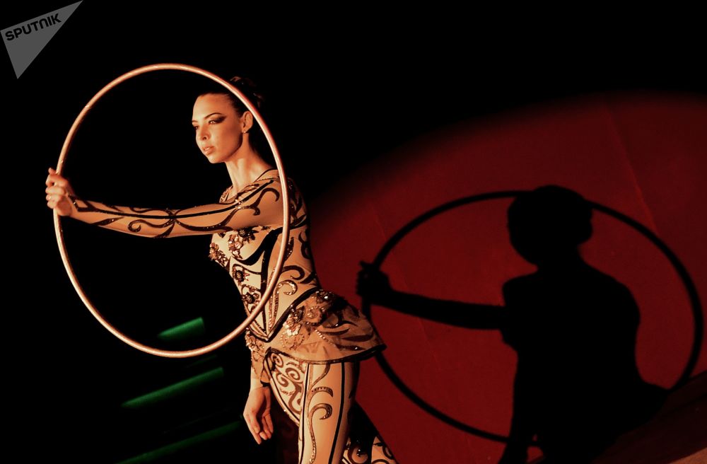 "冰上马戏"集体舞中的独舞演员马林娜沙耶夫斯卡娅.莫斯科大马戏团