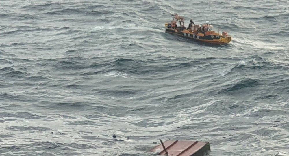 韩国济州岛附近海域一艘乘有12人的渔船失联