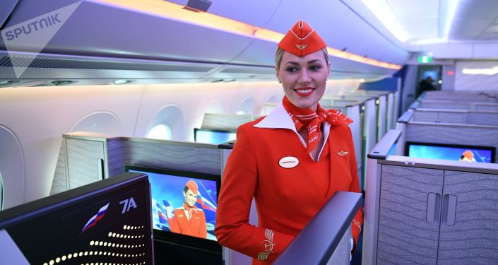 意大利空姐钻进行李架的照片惊呆网友