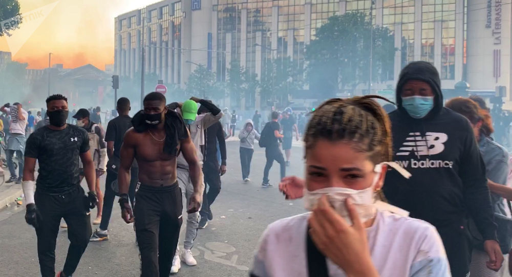 巴黎执法人员在巴黎抗议活动中使用催泪瓦斯
