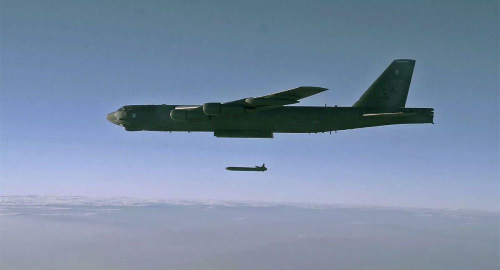 美国继续升级B-52轰炸机 服役百年不是梦
