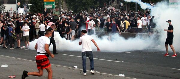 Участники протестов в Белграде после введения комендантского часа - 俄羅斯衛星通訊社