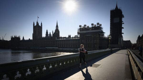 Девушка на Вестминстерском мосту в Лондоне - 俄罗斯卫星通讯社