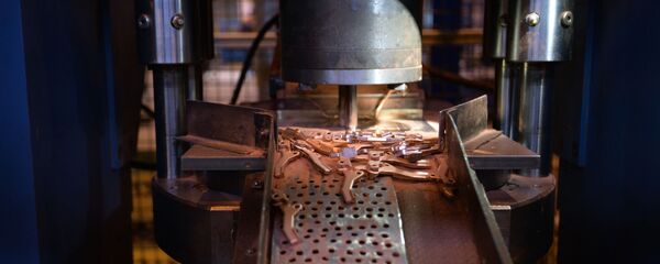 Прессование контактов и втулок из медного порошка в цехе по производству порошковых изделий на заводе Уралэлектромедьв Верхней Пышме. - 俄罗斯卫星通讯社