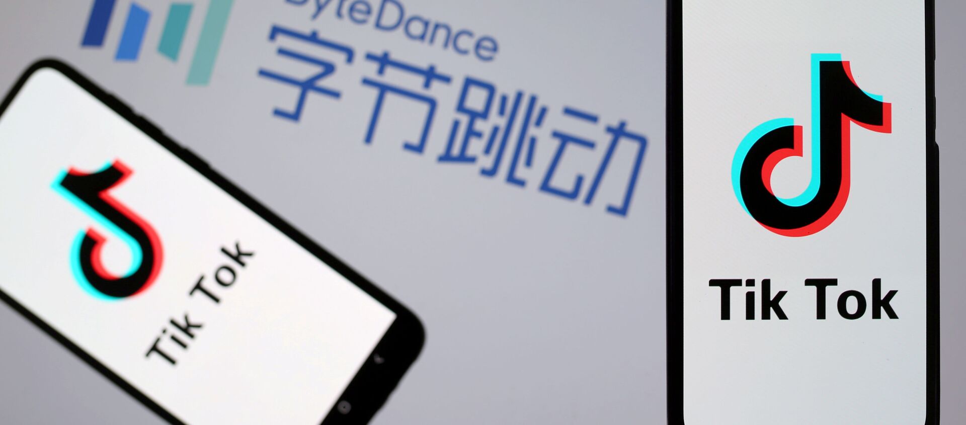 TikTok logos are seen on smartphones in front of a displayed ByteDance logo - 俄罗斯卫星通讯社, 1920, 08.09.2021