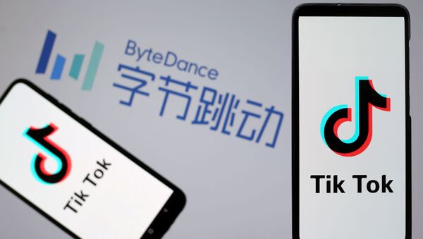 TikTok logos are seen on smartphones in front of a displayed ByteDance logo - 俄罗斯卫星通讯社