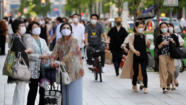 Люди в защитных масках в торговом квартале в Токио - 俄罗斯卫星通讯社