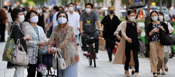 Люди в защитных масках в торговом квартале в Токио - 俄罗斯卫星通讯社