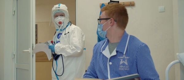 Врач проводит ежедневный обход-осмотр участника испытаний вакцины от коронавируса в Главном военном клиническом госпитале имени Н. Н. Бурденко.  - 俄罗斯卫星通讯社