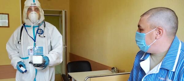  Врач проводит ежедневный обход-осмотр участника испытаний вакцины от коронавируса в Главном военном клиническом госпитале имени Н. Н. Бурденко в Москве. - 俄罗斯卫星通讯社