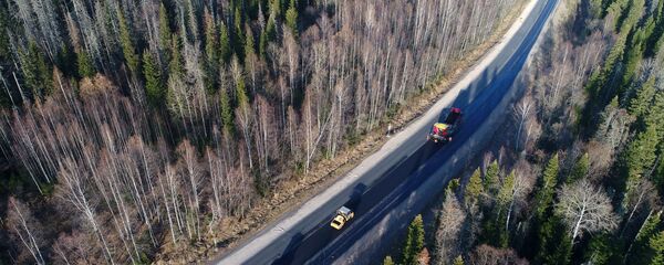 Рабочие дорожно-строительной компании укладывают асфальт на федеральной трассе Р257 в Красноярском крае - 俄罗斯卫星通讯社