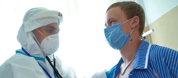 Врач во время обход-осмотра участников испытаний вакцины от коронавируса в госпитале имени Бурденко в Москве - 俄罗斯卫星通讯社