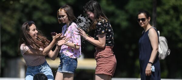 Отдыхающие в Парке Горького во время аномальной жары в Москве - 俄罗斯卫星通讯社