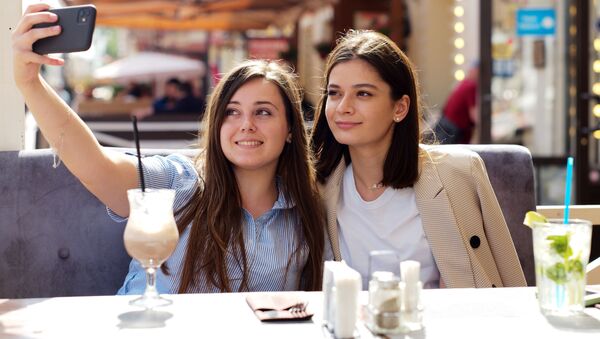 Девушки в летнем кафе на улице Старый Арбат после снятия карантина в Москве - 俄羅斯衛星通訊社