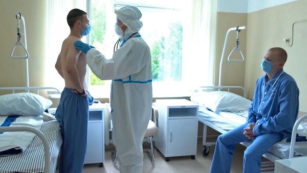 Врач во время обход-осмотра участников испытаний вакцины от коронавируса в госпитале имени Бурденко в Москве - 俄罗斯卫星通讯社