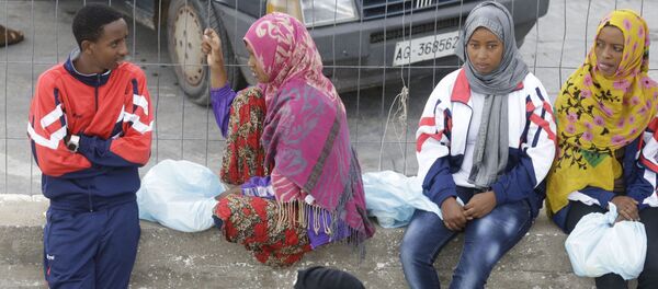 Мигранты в порту Лампедуза - 俄罗斯卫星通讯社