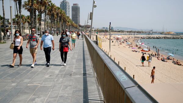 Люди в защитных масках на пляже в Барселоне - 俄羅斯衛星通訊社