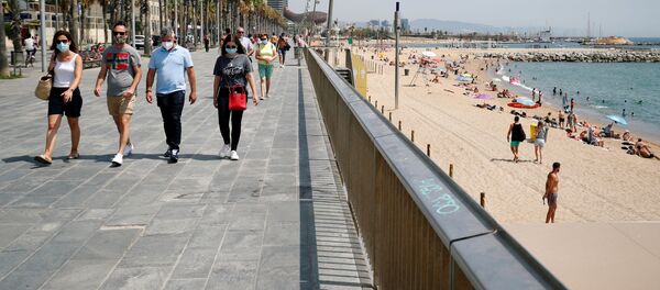 Люди в защитных масках на пляже в Барселоне - 俄罗斯卫星通讯社