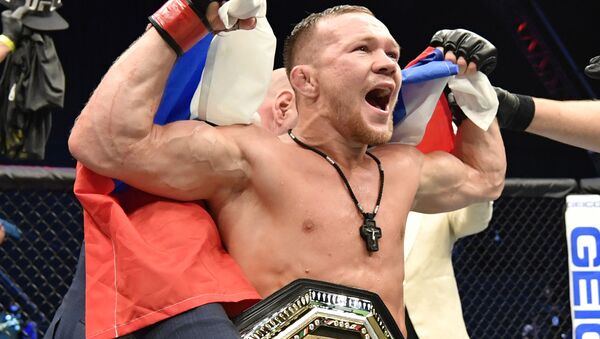 俄罗斯选手彼得•扬击倒阿尔多成为UFC轻量级冠军 - 俄罗斯卫星通讯社
