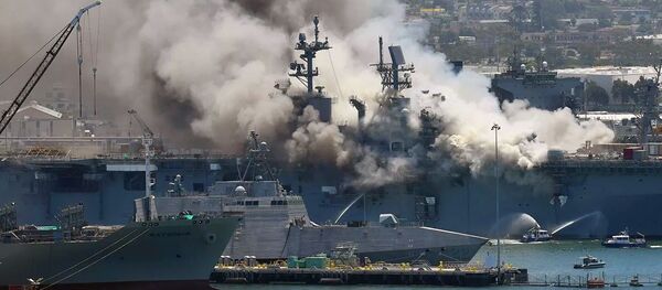 Пожар на универсальном десантном корабле USS Bonhomme Richard на американской военно-морской базе в Сан-Диего - 俄罗斯卫星通讯社