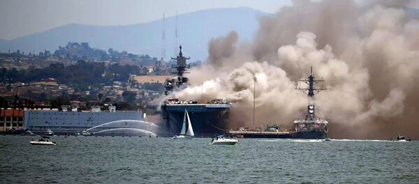 Пожар на универсальном десантном корабле USS Bonhomme Richard на американской военно-морской базе в Сан-Диего - 俄罗斯卫星通讯社