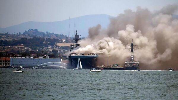 Пожар на универсальном десантном корабле USS Bonhomme Richard на американской военно-морской базе в Сан-Диего - 俄罗斯卫星通讯社