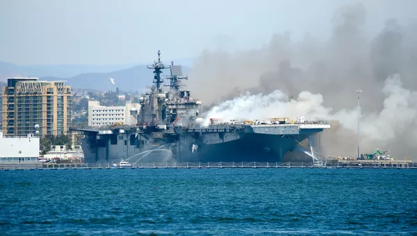 Суда пожарных служб борются с огнем на борту десантного корабля USS Bonhomme Richard на военно-морской базе Сан-Диего. - 俄羅斯衛星通訊社