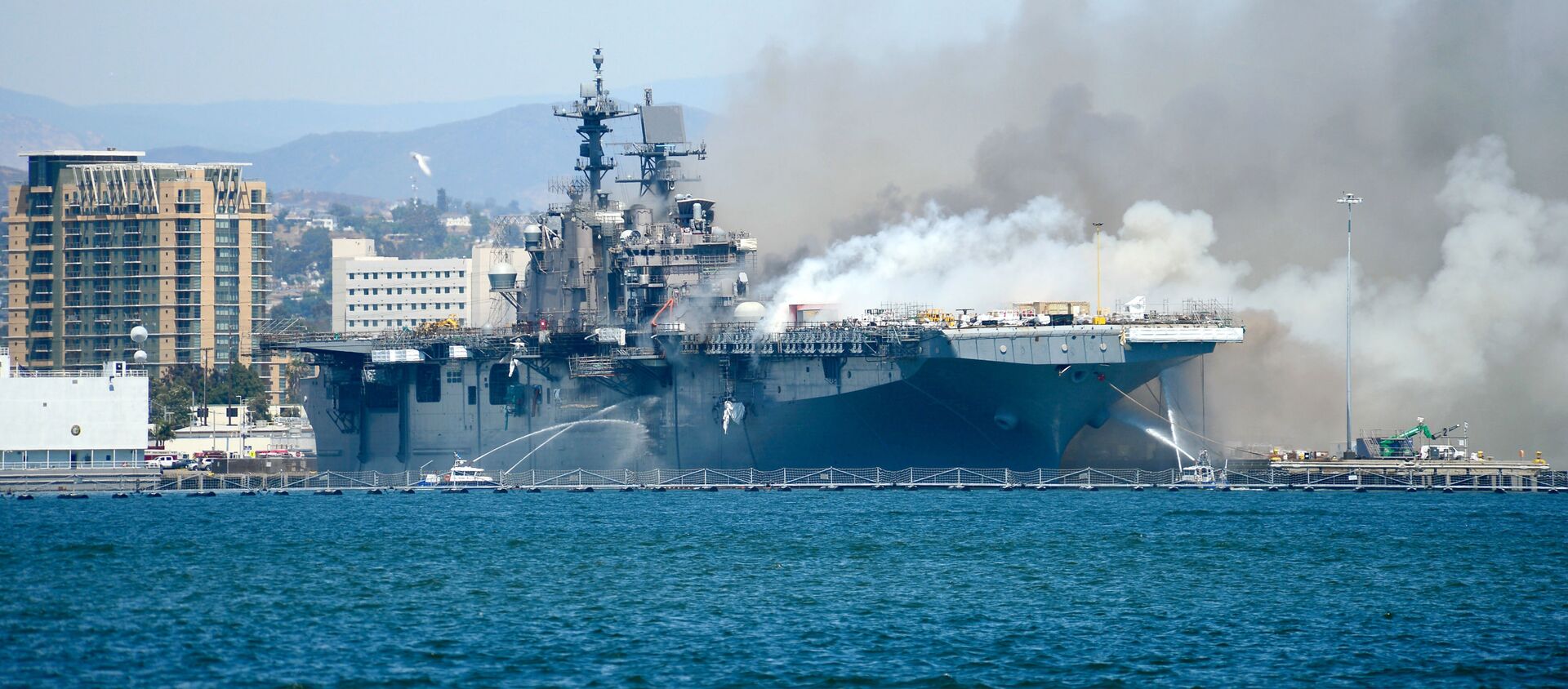Суда пожарных служб борются с огнем на борту десантного корабля USS Bonhomme Richard на военно-морской базе Сан-Диего. - 俄罗斯卫星通讯社, 1920, 01.12.2020