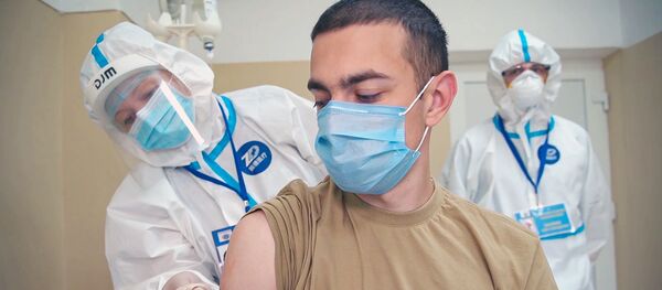 Доброволец, военнослужащий по контракту Станислав во время финальной стадии испытаний вакцины от коронавируса в палате Главного военного клинического госпиталя имени Н. Н. Бурденко.  - 俄罗斯卫星通讯社