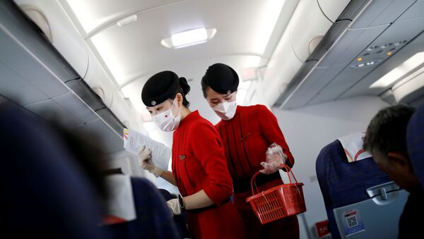 Стюардессы в защитных масках на борту самолета  авиакомпании Sichuan Airlines - 俄罗斯卫星通讯社
