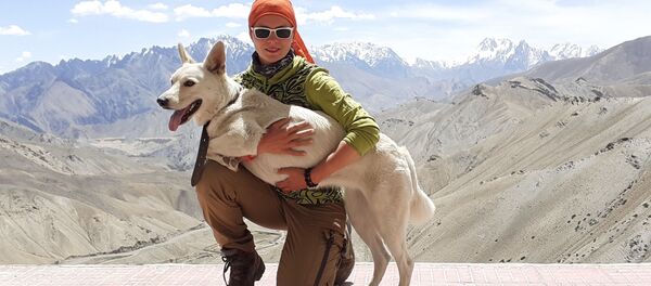 環球1000天：俄羅斯女子帶愛犬自駕周遊世界 - 俄羅斯衛星通訊社