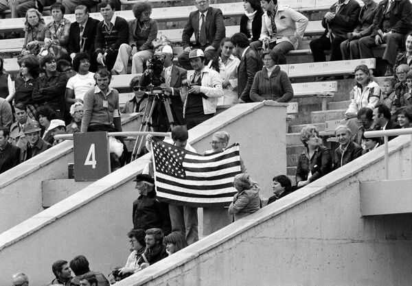 Зрители с амеркианским флагом на торжественной церемонии открытия Олимпийских игр в Москве - 俄罗斯卫星通讯社