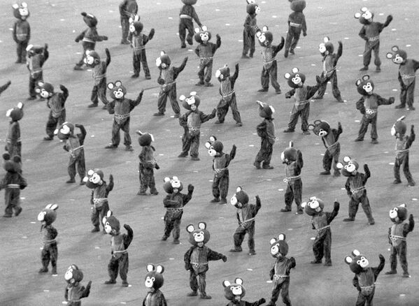 Юные участники праздника в костюмах олимпийского мишки выступают на торжественном открытии Игр ХХII Олимпиады - 俄罗斯卫星通讯社