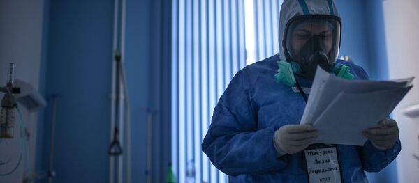 Врач во время обхода в госпитале для лечения зараженных коронавирусной инфекцией COVID-19 в Москве Врач во время обхода в госпитале для лечения зараженных коронавирусной инфекцией COVID-19 в Москве - 俄羅斯衛星通訊社