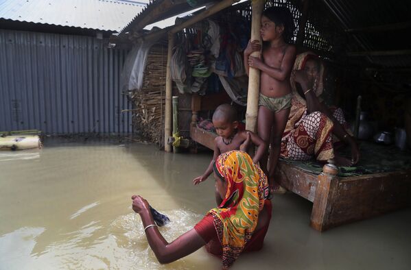 Жители затопленной деревни в штате Ассам, Индия - 俄羅斯衛星通訊社
