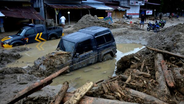 Машины, застрявшие в грязи в результате наводнения в Индонезии - 俄羅斯衛星通訊社